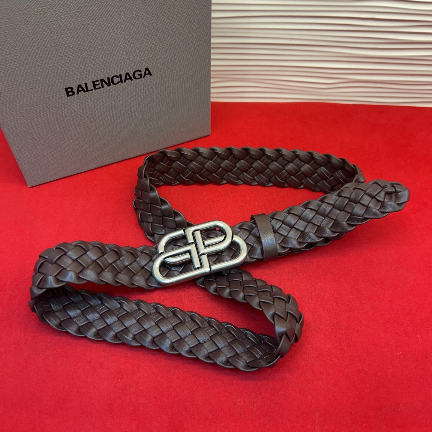 巴黎世家（Balenciaga） 是法国的奢侈品牌，作为时尚界最具影响力品牌之一的地位。设计师源于：都市时尚潮流独特的设