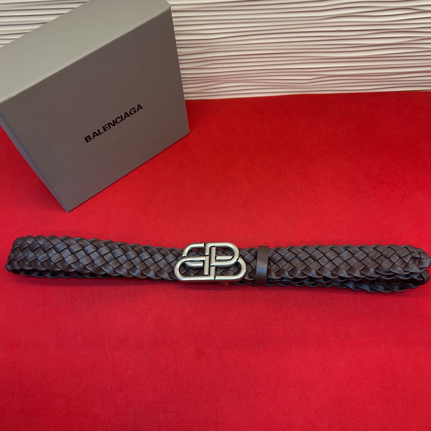 巴黎世家（Balenciaga） 是法国的奢侈品牌，作为时尚界最具影响力品牌之一的地位。设计师源于：都市时尚潮流独特的设