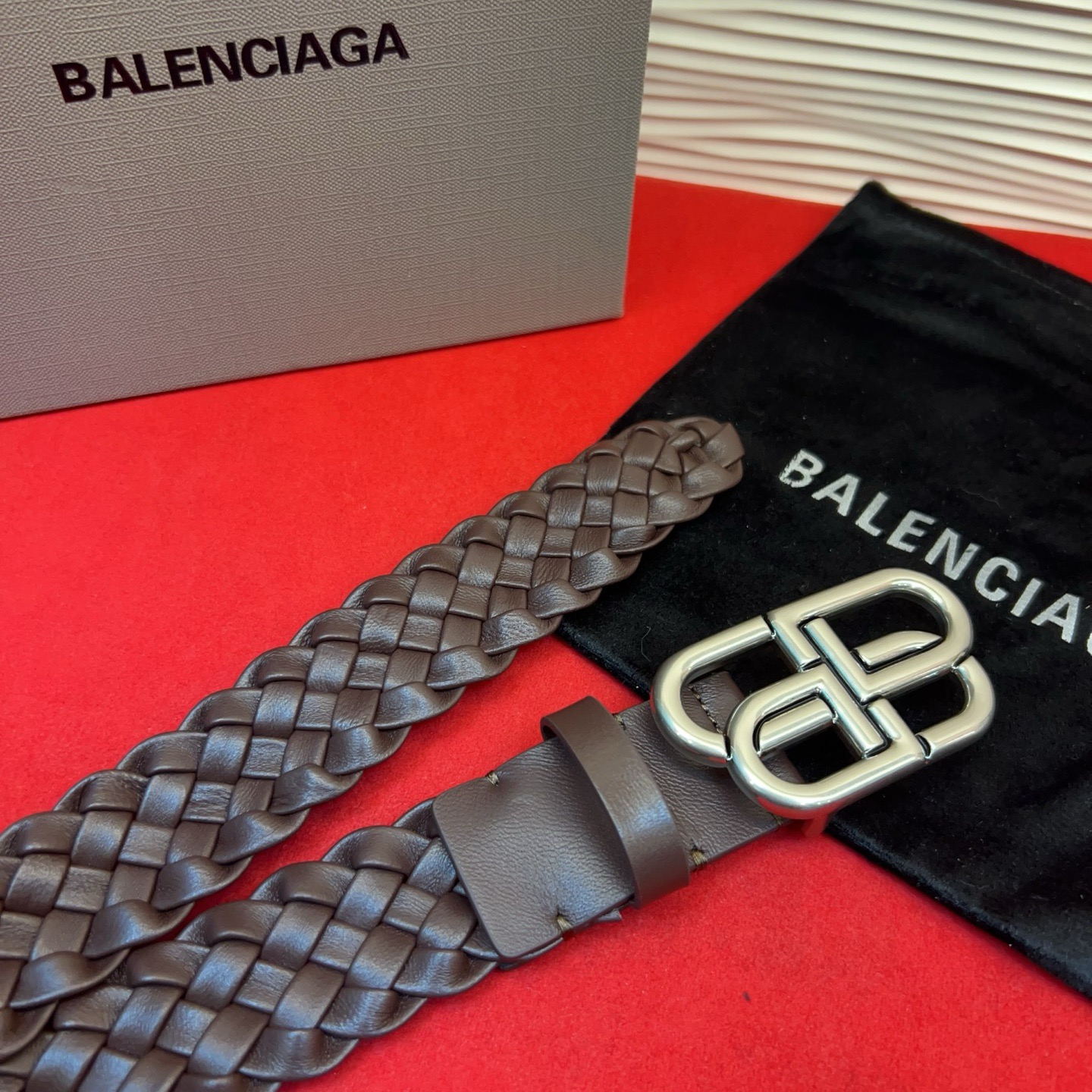 巴黎世家（Balenciaga） 是法国的奢侈品牌，作为时尚界最具影响力品牌之一的地位。设计师源于：都市时尚潮流独特的设