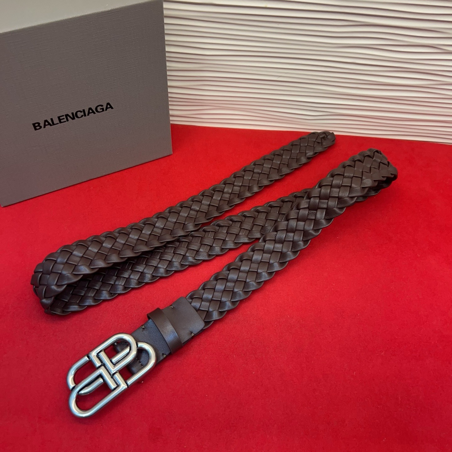 巴黎世家（Balenciaga） 是法国的奢侈品牌，作为时尚界最具影响力品牌之一的地位。设计师源于：都市时尚潮流独特的设