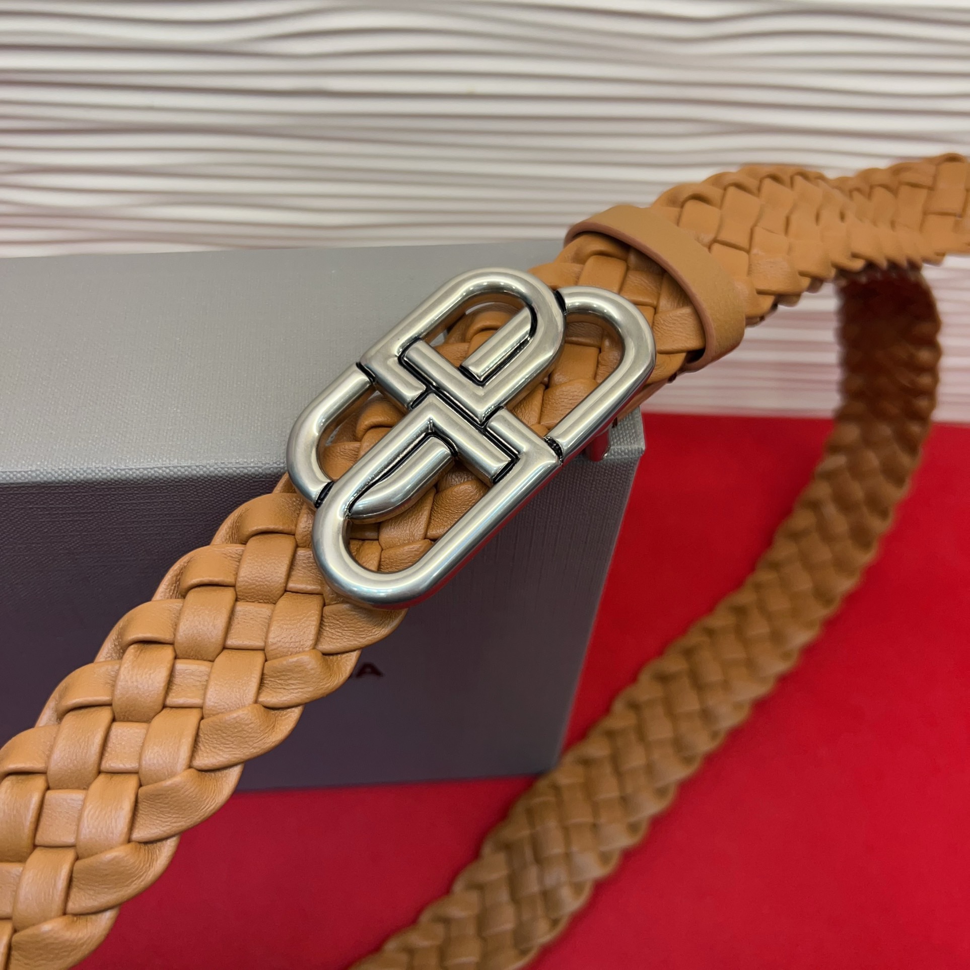 巴黎世家（Balenciaga） 是法国的奢侈品牌，作为时尚界最具影响力品牌之一的地位。设计师源于：都市时尚潮流独特的设