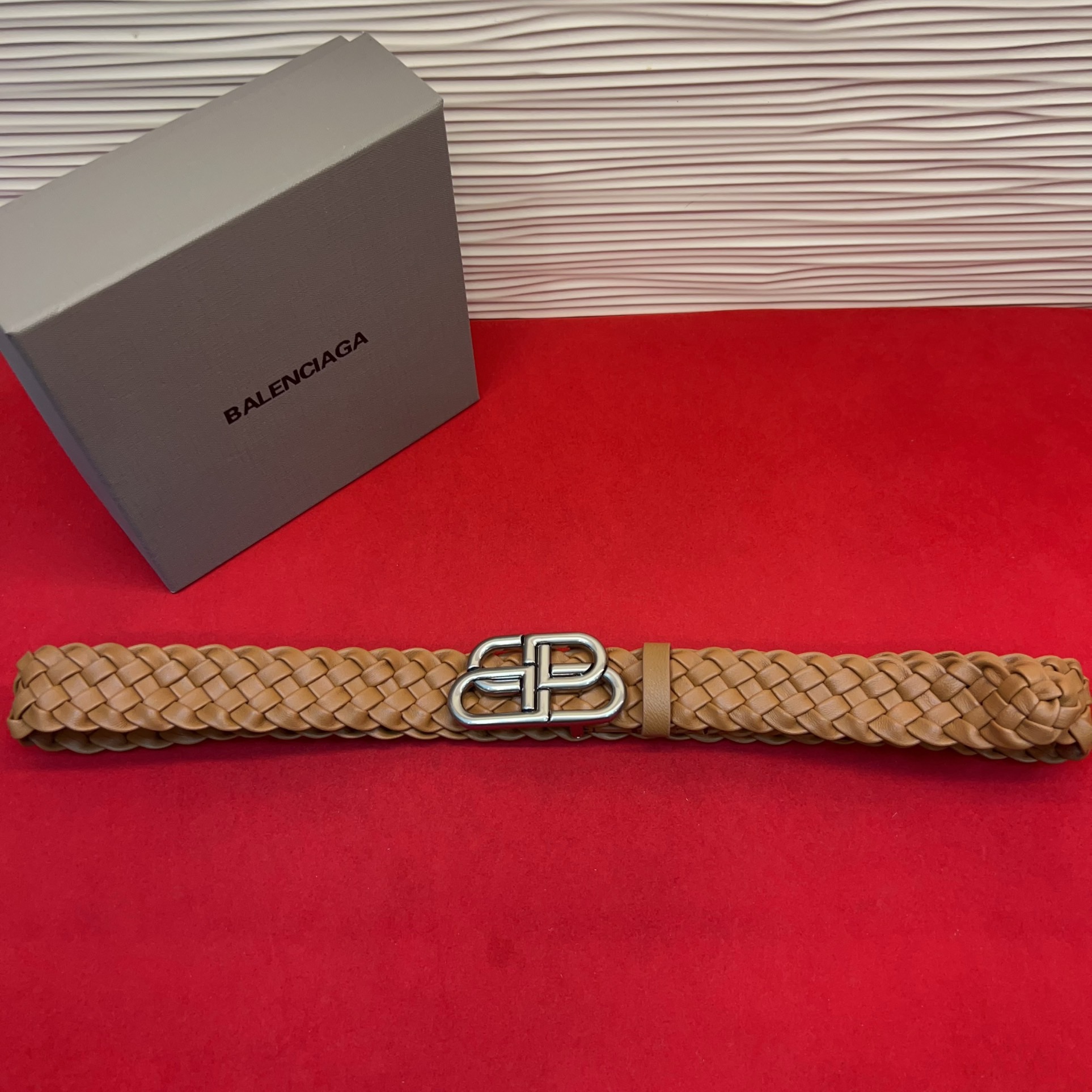 巴黎世家（Balenciaga） 是法国的奢侈品牌，作为时尚界最具影响力品牌之一的地位。设计师源于：都市时尚潮流独特的设