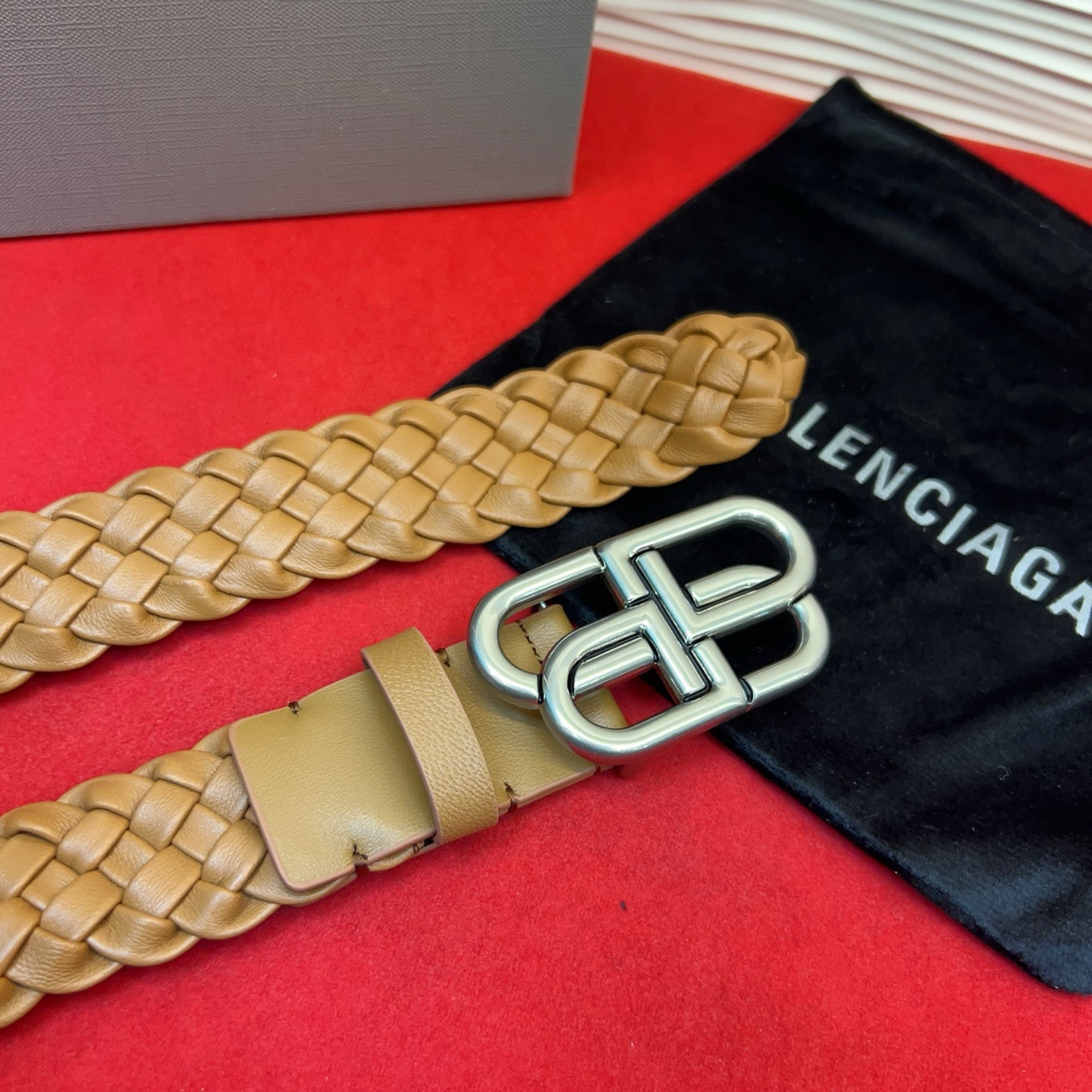 巴黎世家（Balenciaga） 是法国的奢侈品牌，作为时尚界最具影响力品牌之一的地位。设计师源于：都市时尚潮流独特的设