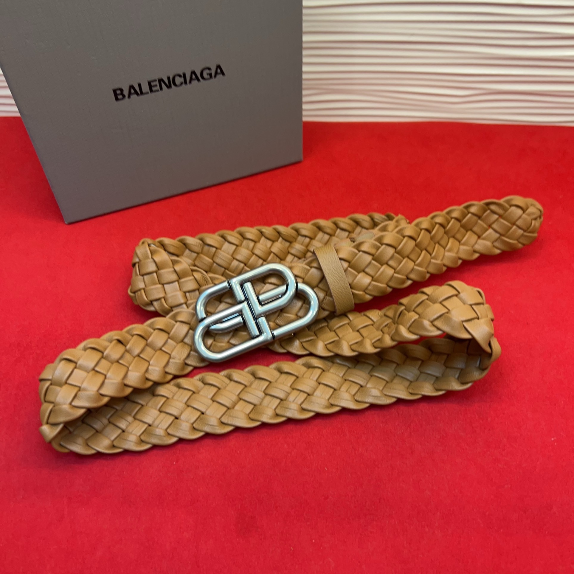 巴黎世家（Balenciaga） 是法国的奢侈品牌，作为时尚界最具影响力品牌之一的地位。设计师源于：都市时尚潮流独特的设