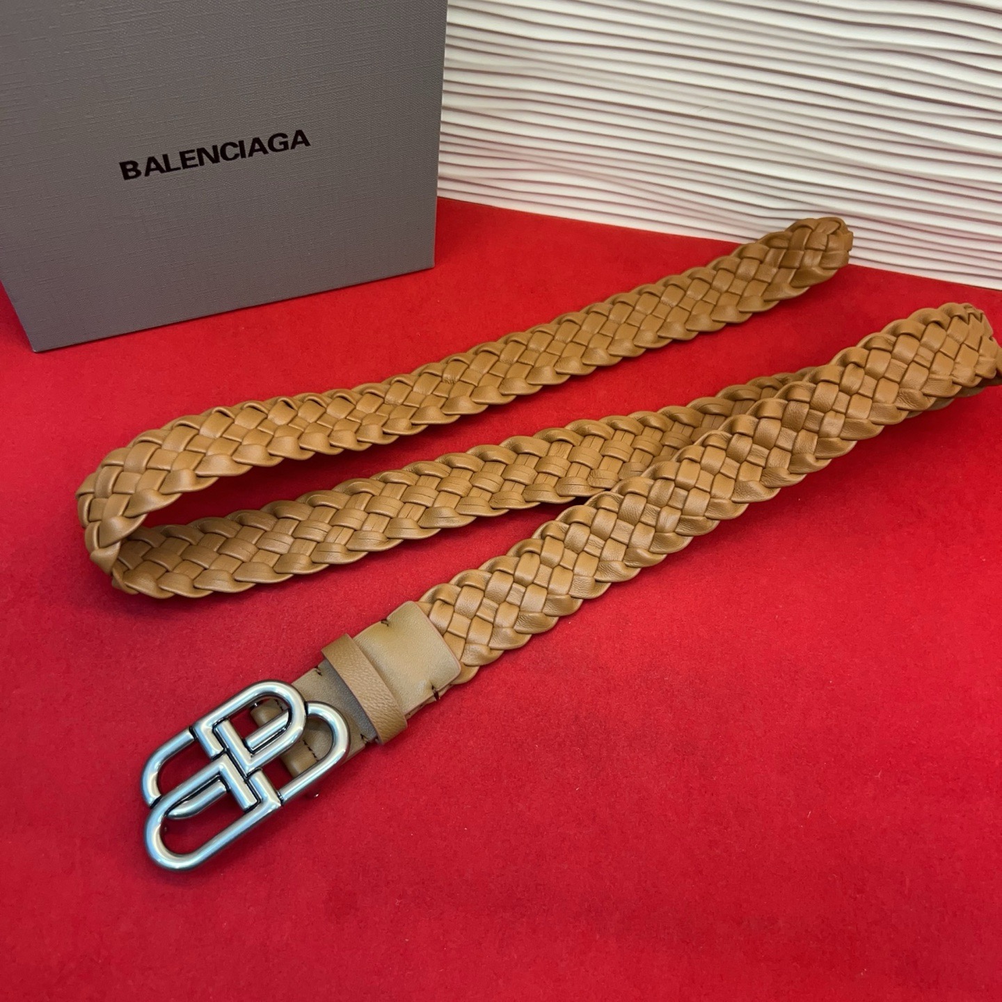 巴黎世家（Balenciaga） 是法国的奢侈品牌，作为时尚界最具影响力品牌之一的地位。设计师源于：都市时尚潮流独特的设