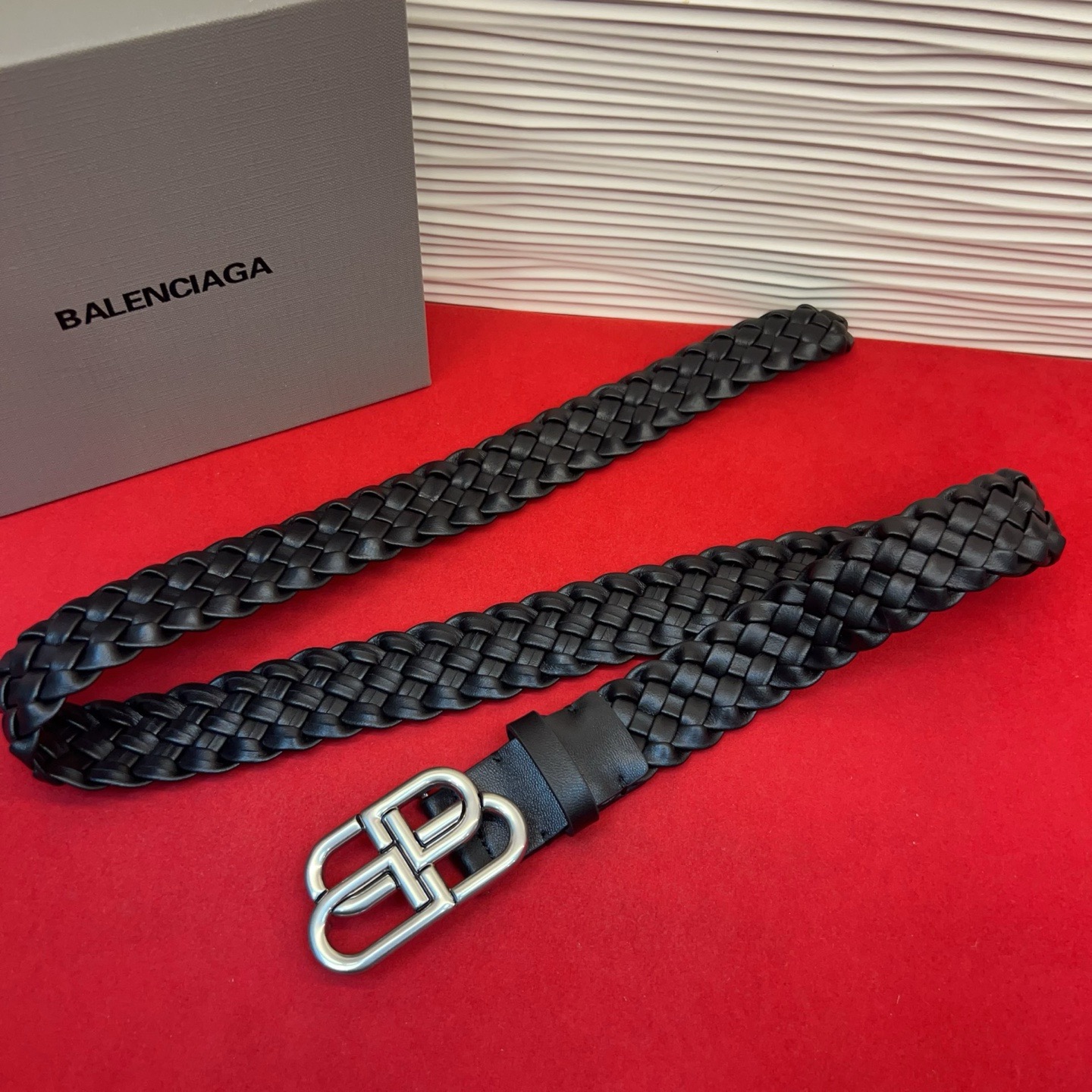 巴黎世家（Balenciaga） 是法国的奢侈品牌，作为时尚界最具影响力品牌之一的地位。设计师源于：都市时尚潮流独特的设