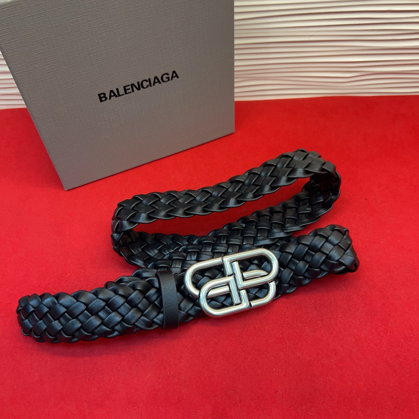 巴黎世家（Balenciaga） 是法国的奢侈品牌，作为时尚界最具影响力品牌之一的地位。设计师源于：都市时尚潮流独特的设