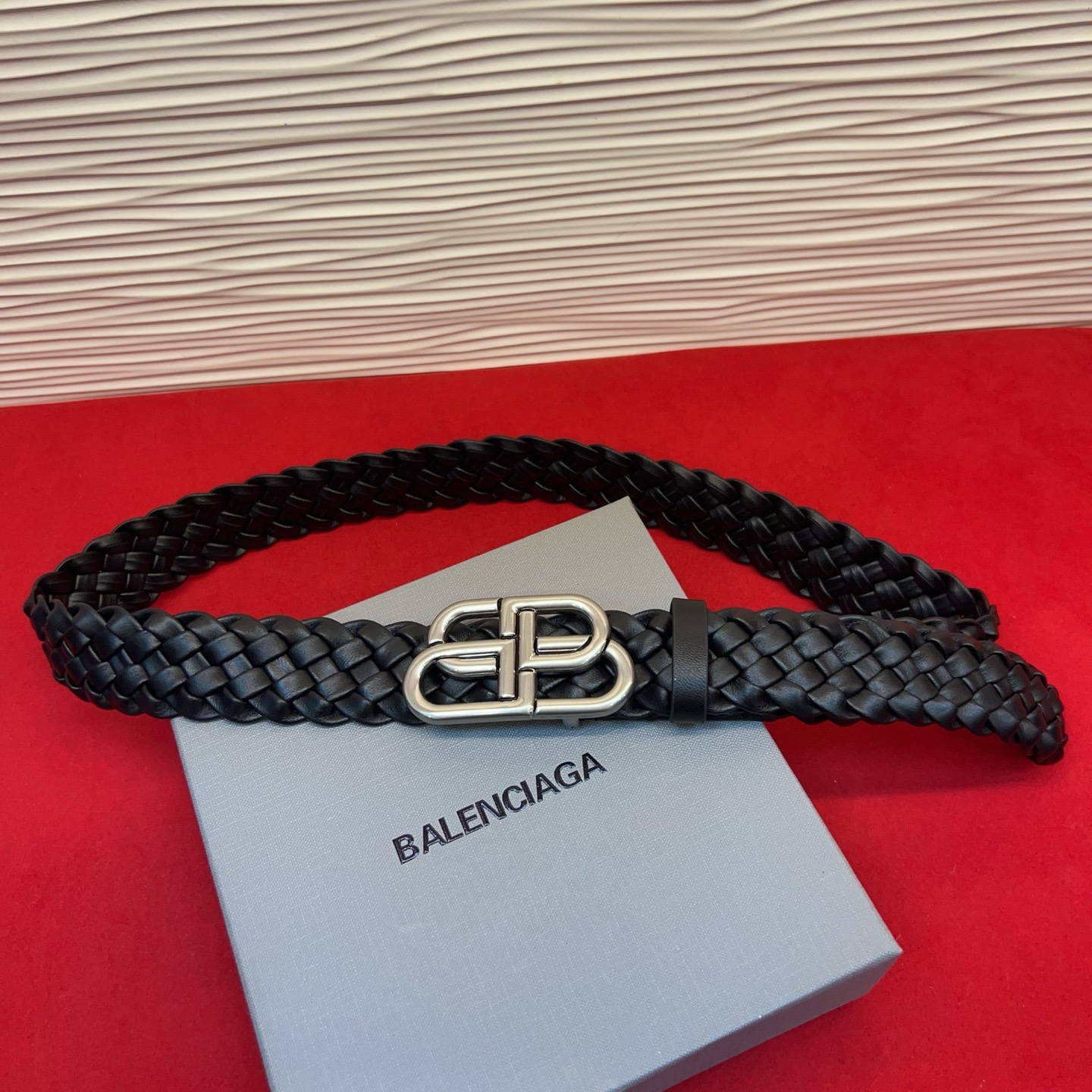 巴黎世家（Balenciaga） 是法国的奢侈品牌，作为时尚界最具影响力品牌之一的地位。设计师源于：都市时尚潮流独特的设