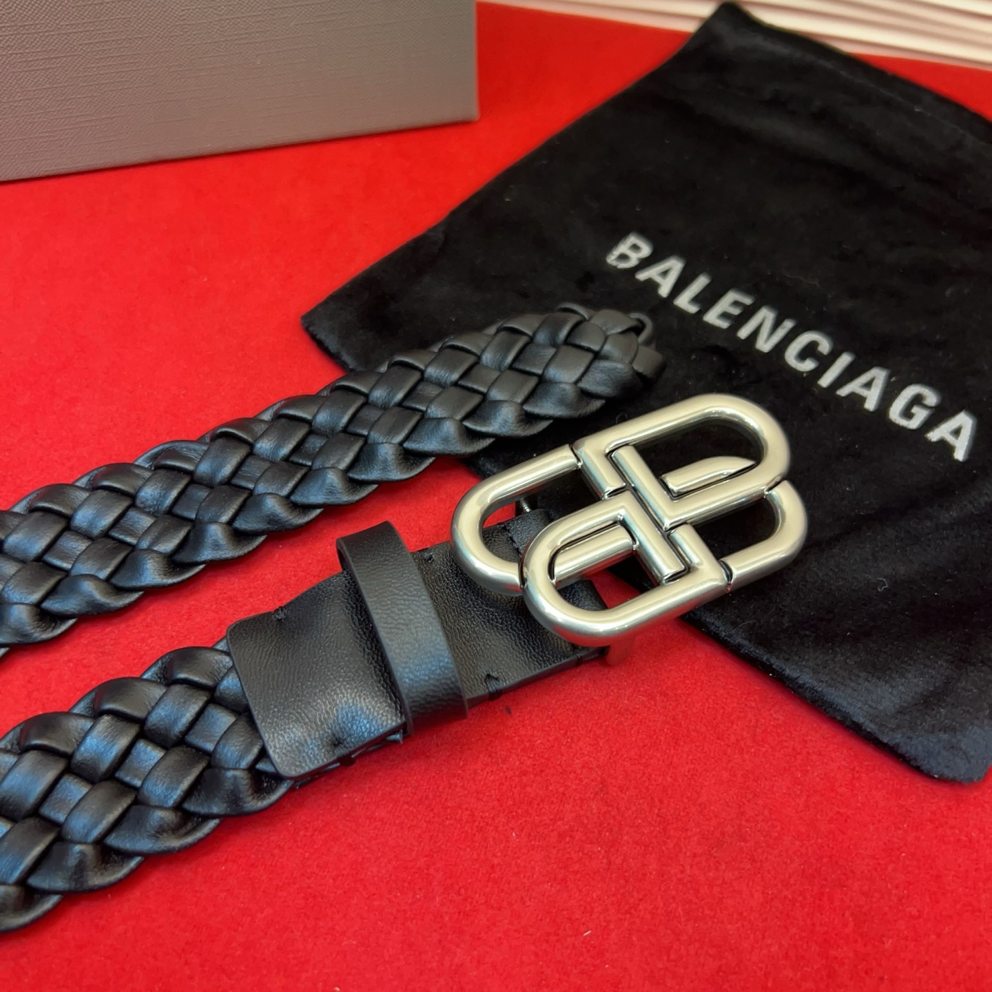 巴黎世家（Balenciaga） 是法国的奢侈品牌，作为时尚界最具影响力品牌之一的地位。设计师源于：都市时尚潮流独特的设