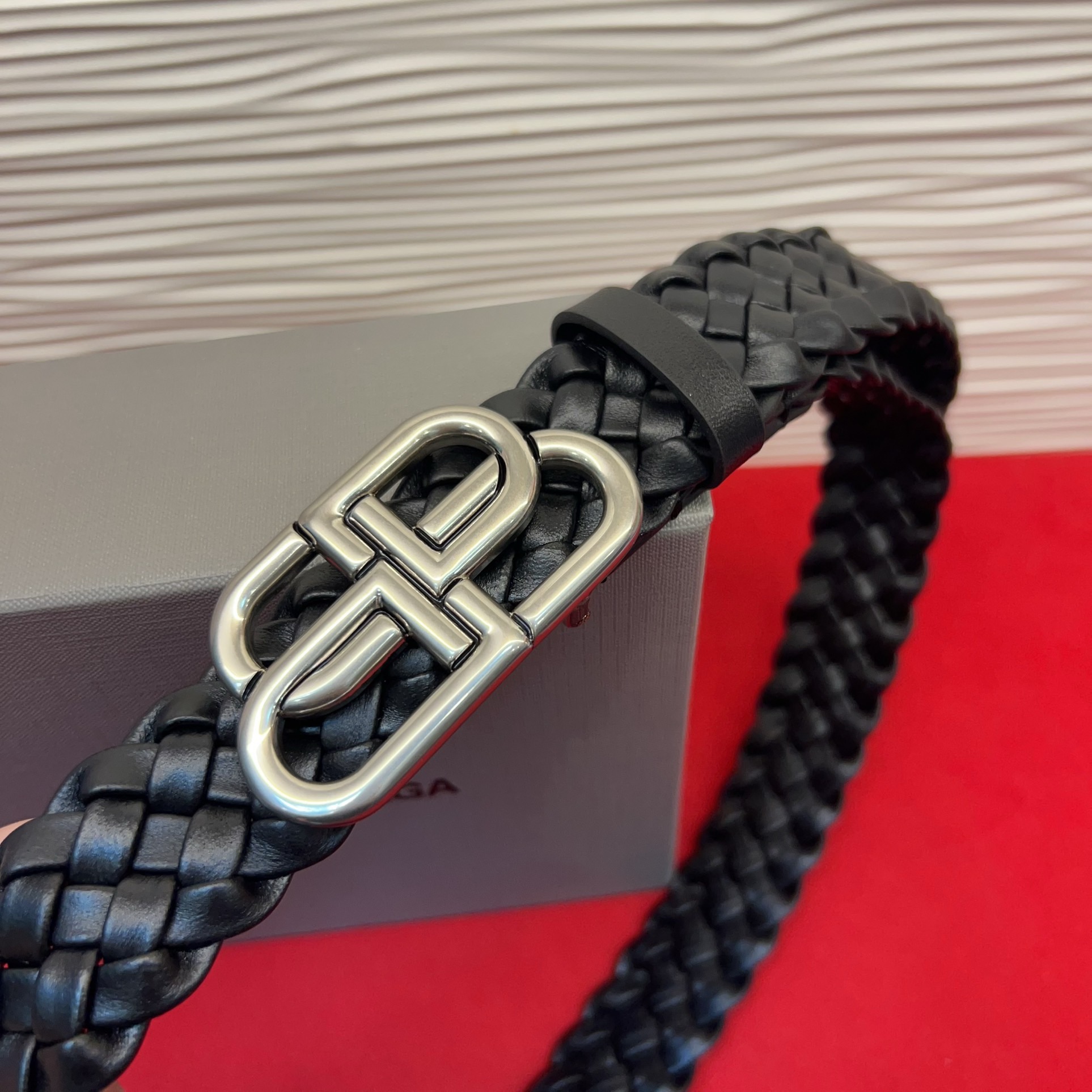 巴黎世家（Balenciaga） 是法国的奢侈品牌，作为时尚界最具影响力品牌之一的地位。设计师源于：都市时尚潮流独特的设