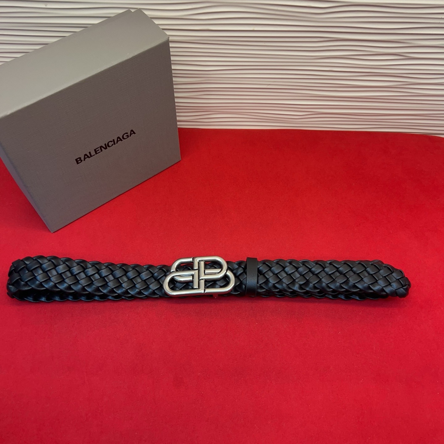 巴黎世家（Balenciaga） 是法国的奢侈品牌，作为时尚界最具影响力品牌之一的地位。设计师源于：都市时尚潮流独特的设