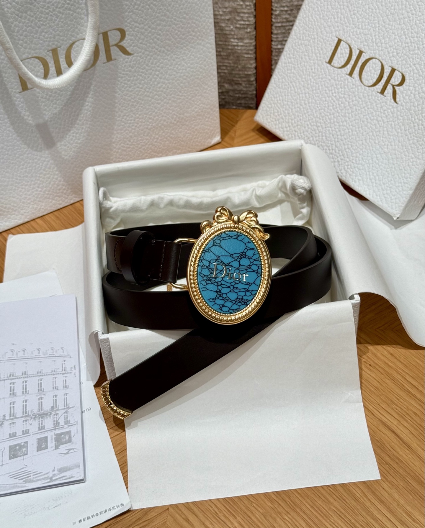 Medaillon 腰带由乔纳森·安德森（Jonathan Anderson）为品牌倾情设计，呼应沙龙18世纪洛可可风格