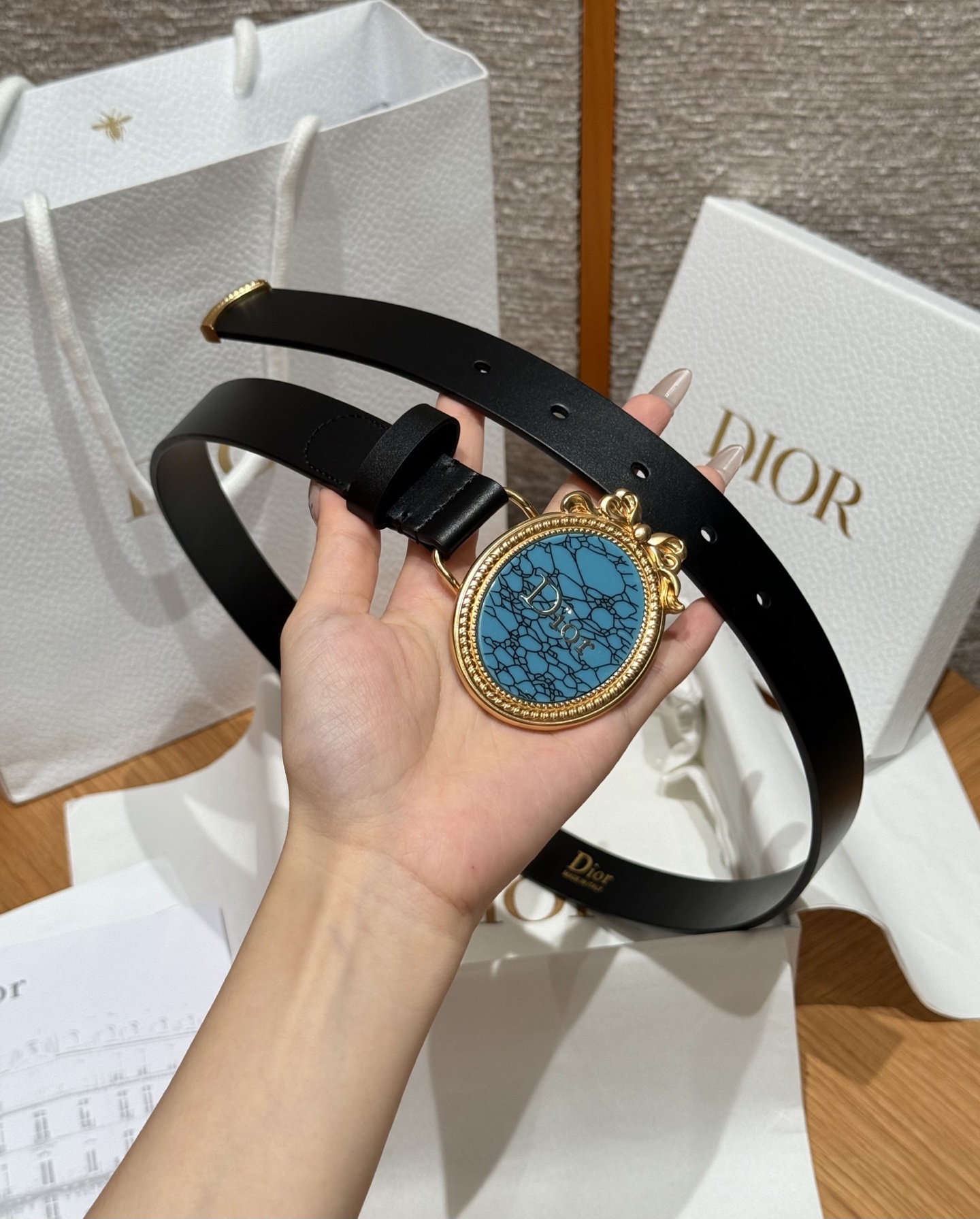 Medaillon 腰带由乔纳森·安德森(Jonathan Anderson)为品牌倾情设计,呼应沙龙18世纪洛可可风格 Medaillon 腰带由乔纳森·安德森(Jonathan Anderson)为品牌倾情设计,呼应沙龙18世纪洛可可风格