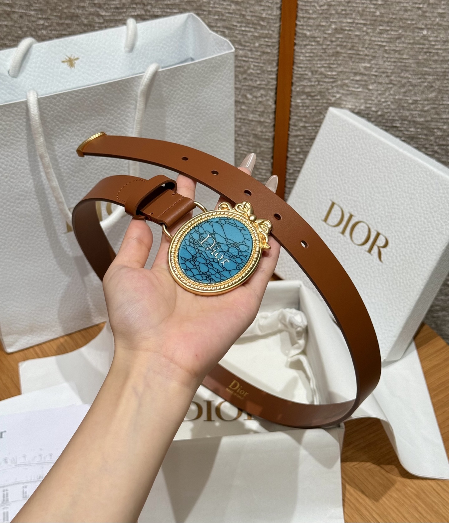 Medaillon 腰带由乔纳森·安德森(Jonathan Anderson)为品牌倾情设计,呼应沙龙18世纪洛可可风格 Medaillon 腰带由乔纳森·安德森(Jonathan Anderson)为品牌倾情设计,呼应沙龙18世纪洛可可风格