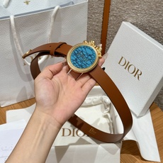 Medaillon 腰带由乔纳森·安德森(Jonathan Anderson)为品牌倾情设计,呼应沙龙18世纪洛可可风格 Medaillon 腰带由乔纳森·安德森(Jonathan Anderson)为品牌倾情设计,呼应沙龙18世纪洛可可风格