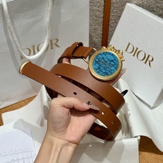 Medaillon 腰带由乔纳森·安德森(Jonathan Anderson)为品牌倾情设计,呼应沙龙18世纪洛可可风格 Medaillon 腰带由乔纳森·安德森(Jonathan Anderson)为品牌倾情设计,呼应沙龙18世纪洛可可风格