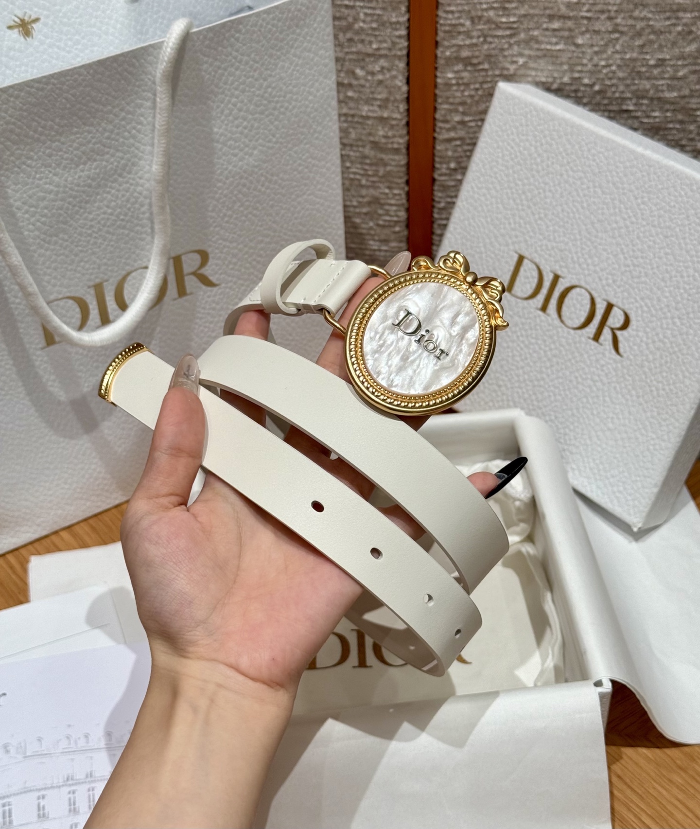 Medaillon 腰带由乔纳森·安德森(Jonathan Anderson)为品牌倾情设计,呼应沙龙18世纪洛可可风格 Medaillon 腰带由乔纳森·安德森(Jonathan Anderson)为品牌倾情设计,呼应沙龙18世纪洛可可风格