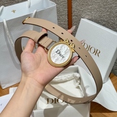 Medaillon 腰带由乔纳森·安德森(Jonathan Anderson)为品牌倾情设计,呼应沙龙18世纪洛可可风格 Medaillon 腰带由乔纳森·安德森(Jonathan Anderson)为品牌倾情设计,呼应沙龙18世纪洛可可风格