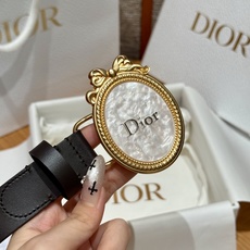 Medaillon 腰带由乔纳森·安德森(Jonathan Anderson)为品牌倾情设计,呼应沙龙18世纪洛可可风格 Medaillon 腰带由乔纳森·安德森(Jonathan Anderson)为品牌倾情设计,呼应沙龙18世纪洛可可风格