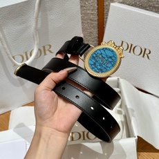 Medaillon 腰带由乔纳森·安德森(Jonathan Anderson)为品牌倾情设计,呼应沙龙18世纪洛可可风格 Medaillon 腰带由乔纳森·安德森(Jonathan Anderson)为品牌倾情设计,呼应沙龙18世纪洛可可风格