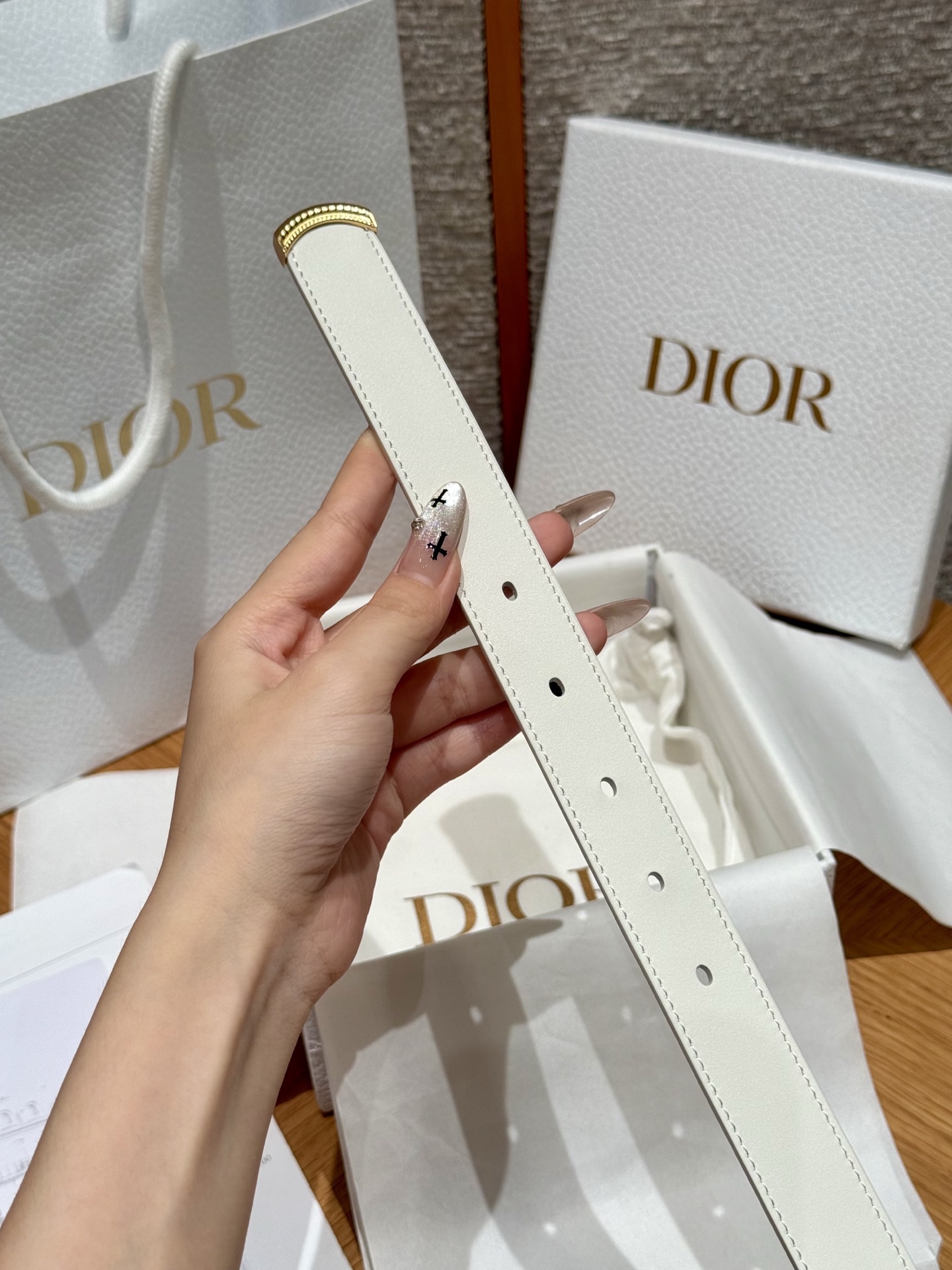 Medaillon 腰带由乔纳森·安德森(Jonathan Anderson)为品牌倾情设计,呼应沙龙18世纪洛可可风格 Medaillon 腰带由乔纳森·安德森(Jonathan Anderson)为品牌倾情设计,呼应沙龙18世纪洛可可风格