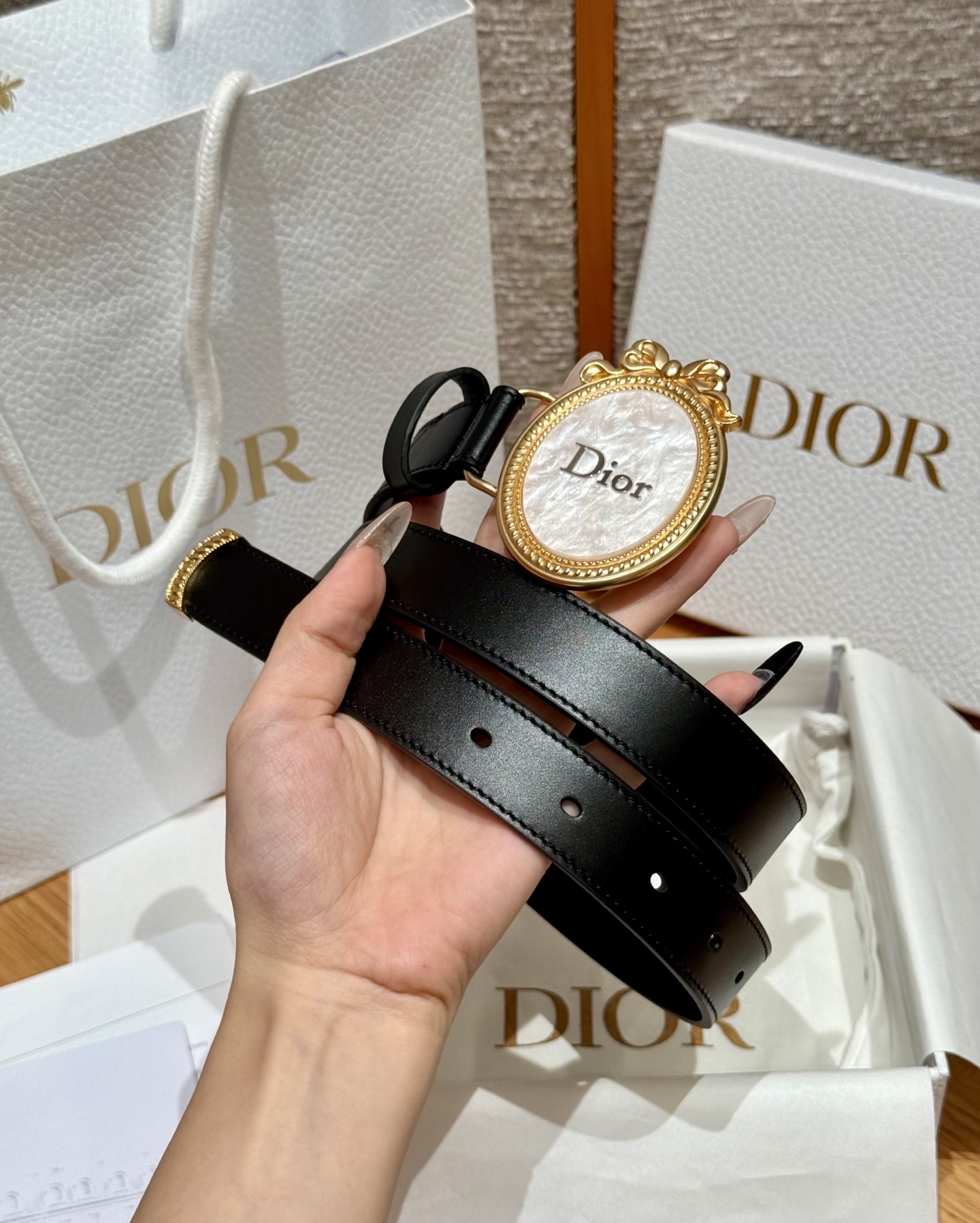Medaillon 腰带由乔纳森·安德森(Jonathan Anderson)为品牌倾情设计,呼应沙龙18世纪洛可可风格 Medaillon 腰带由乔纳森·安德森(Jonathan Anderson)为品牌倾情设计,呼应沙龙18世纪洛可可风格