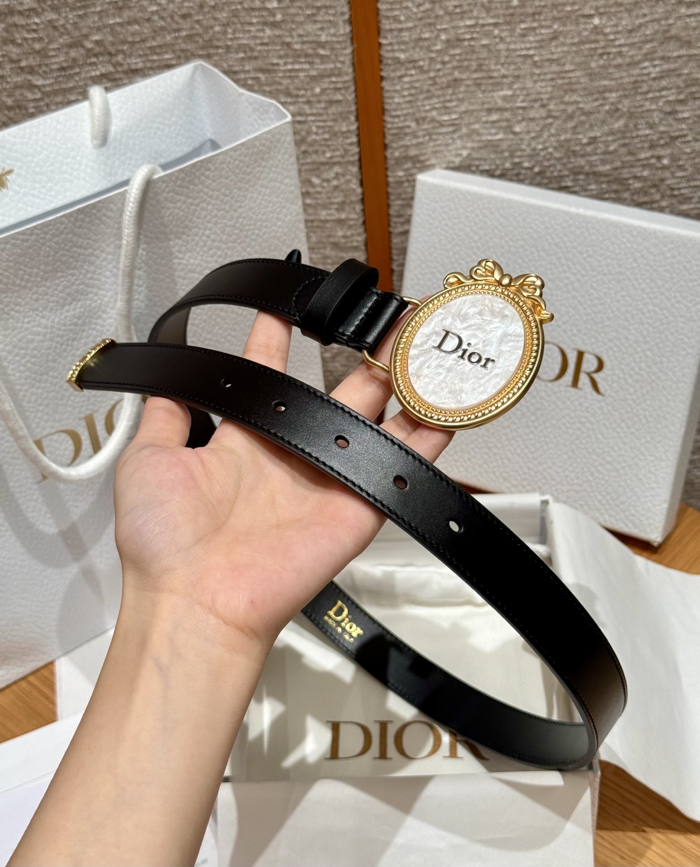 Medaillon 腰带由乔纳森·安德森(Jonathan Anderson)为品牌倾情设计,呼应沙龙18世纪洛可可风格 Medaillon 腰带由乔纳森·安德森(Jonathan Anderson)为品牌倾情设计,呼应沙龙18世纪洛可可风格