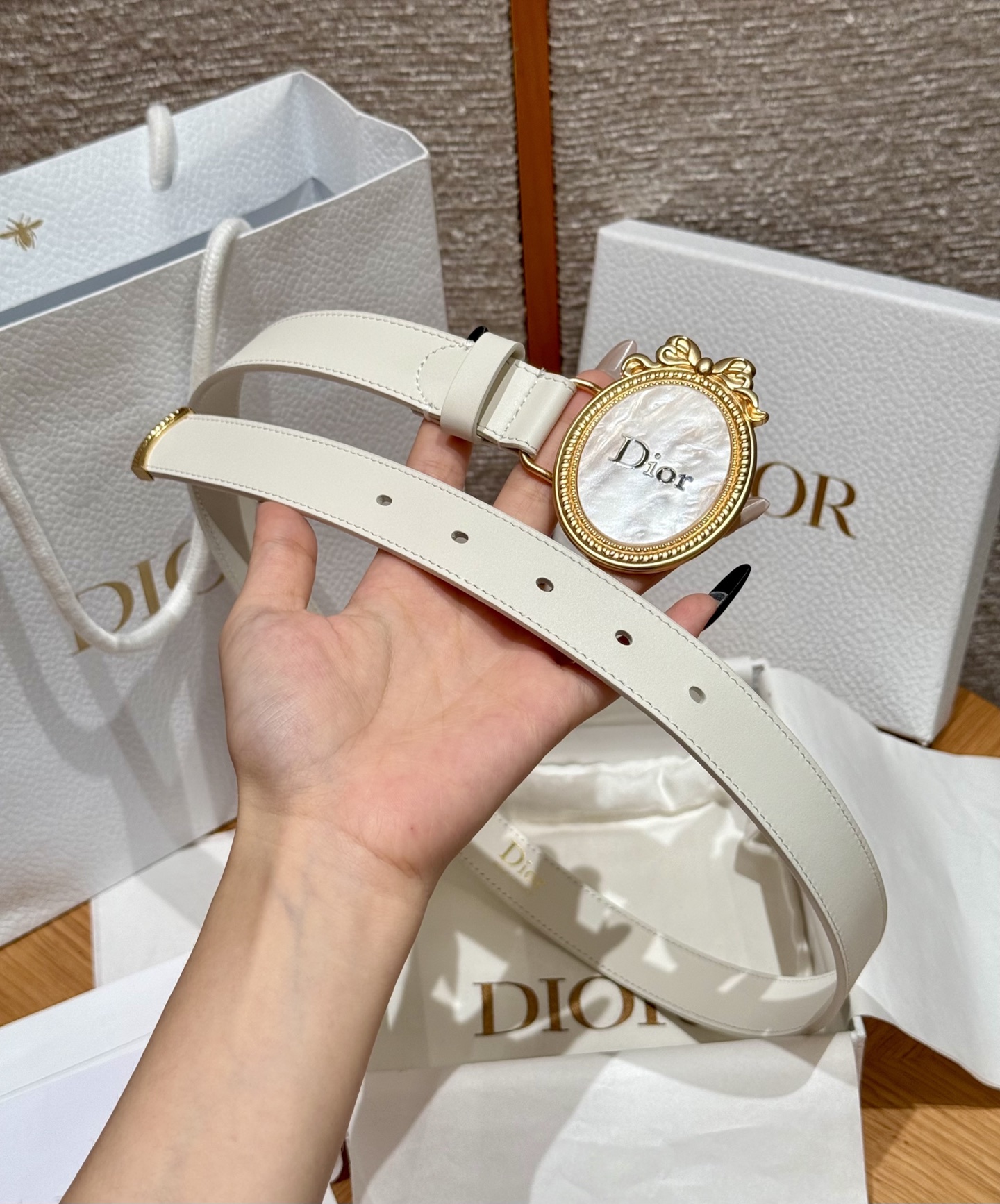 Medaillon 腰带由乔纳森·安德森(Jonathan Anderson)为品牌倾情设计,呼应沙龙18世纪洛可可风格 Medaillon 腰带由乔纳森·安德森(Jonathan Anderson)为品牌倾情设计,呼应沙龙18世纪洛可可风格