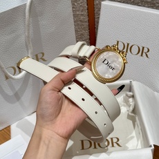 Medaillon 腰带由乔纳森·安德森(Jonathan Anderson)为品牌倾情设计,呼应沙龙18世纪洛可可风格 Medaillon 腰带由乔纳森·安德森(Jonathan Anderson)为品牌倾情设计,呼应沙龙18世纪洛可可风格