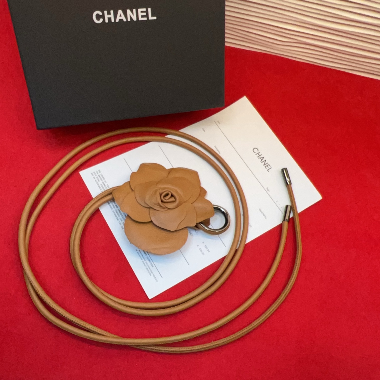 香家✨ Leather Belt 羊皮腰带与金属。山茶花复古气质百搭，提升穿搭层次感。建议参照尺码表选择合适的码数，全套