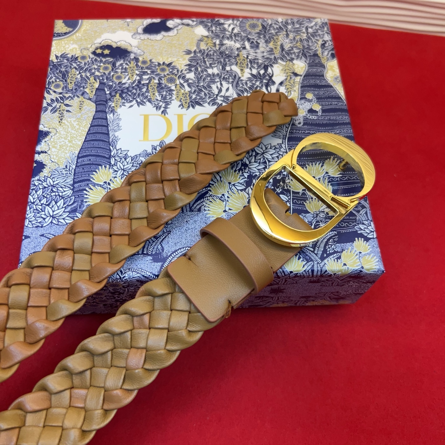 打造的首个系列，采用金属覆层铜扣精心制作，以时尚风范演绎 CD 标志。可与各式 腰带搭配，提升格调，打造优雅精致的造型。