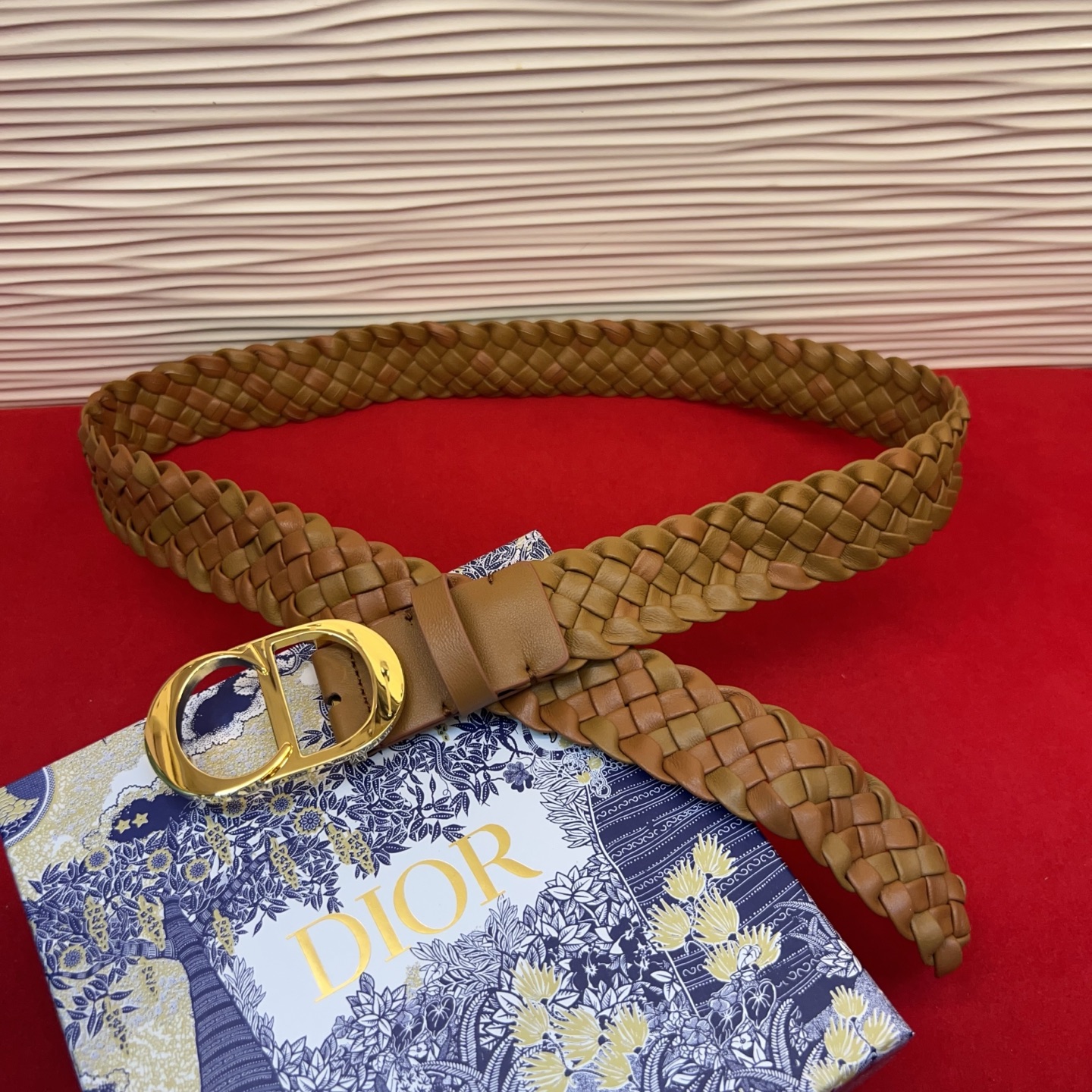 打造的首个系列，采用金属覆层铜扣精心制作，以时尚风范演绎 CD 标志。可与各式 腰带搭配，提升格调，打造优雅精致的造型。