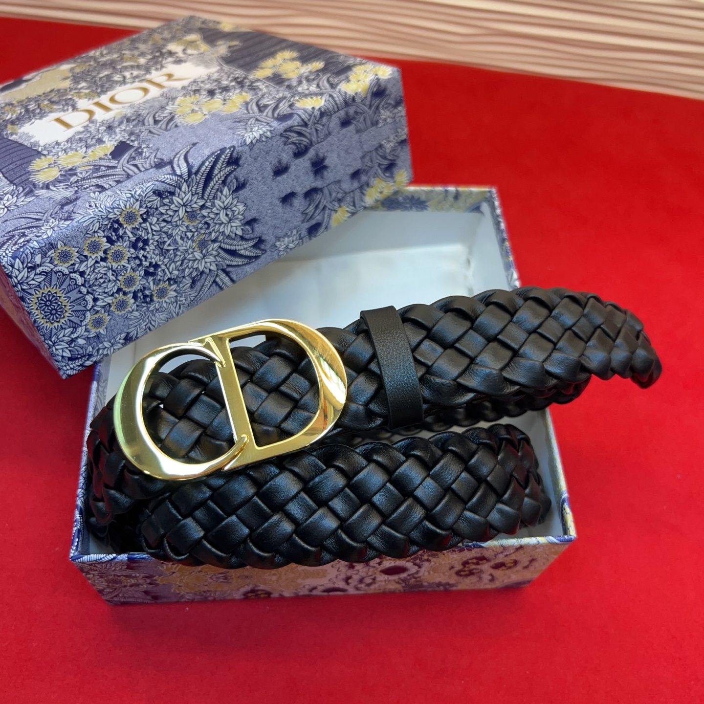 打造的首个系列，采用金属覆层铜扣精心制作，以时尚风范演绎 CD 标志。可与各式 腰带搭配，提升格调，打造优雅精致的造型。