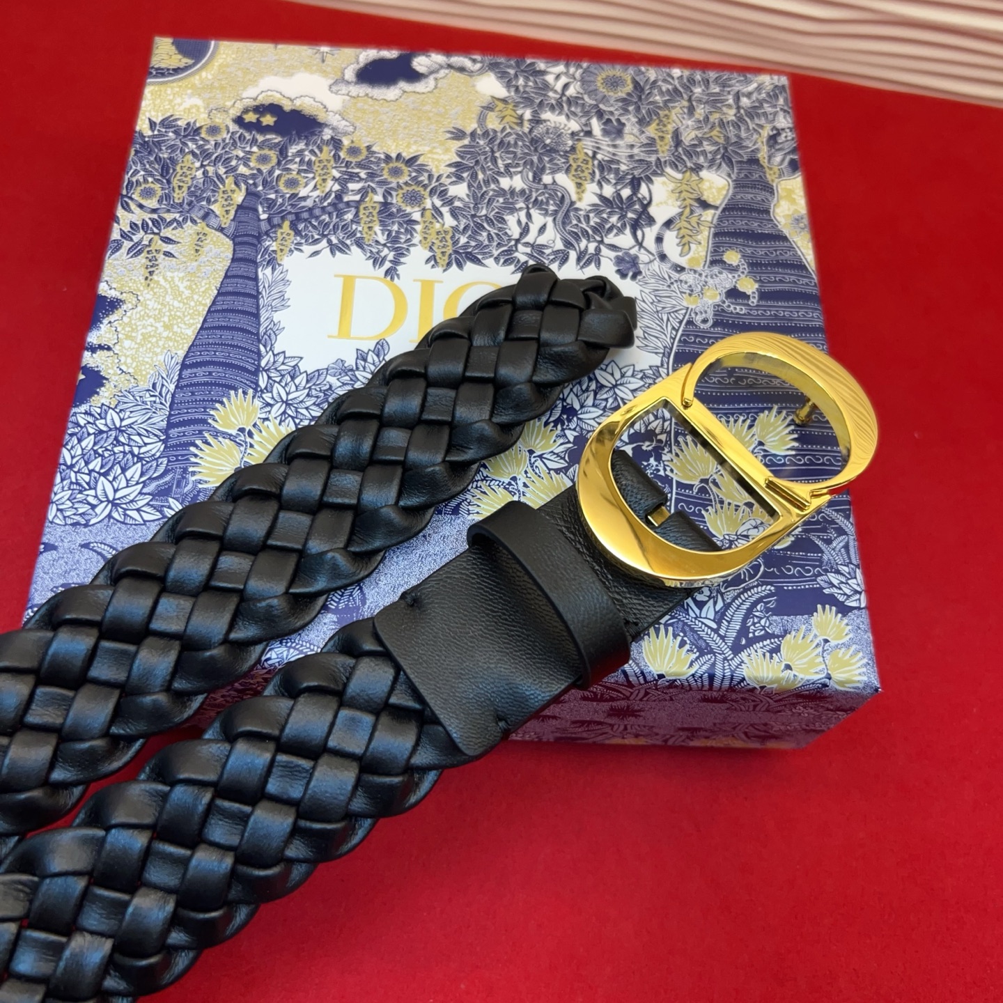 打造的首个系列，采用金属覆层铜扣精心制作，以时尚风范演绎 CD 标志。可与各式 腰带搭配，提升格调，打造优雅精致的造型。