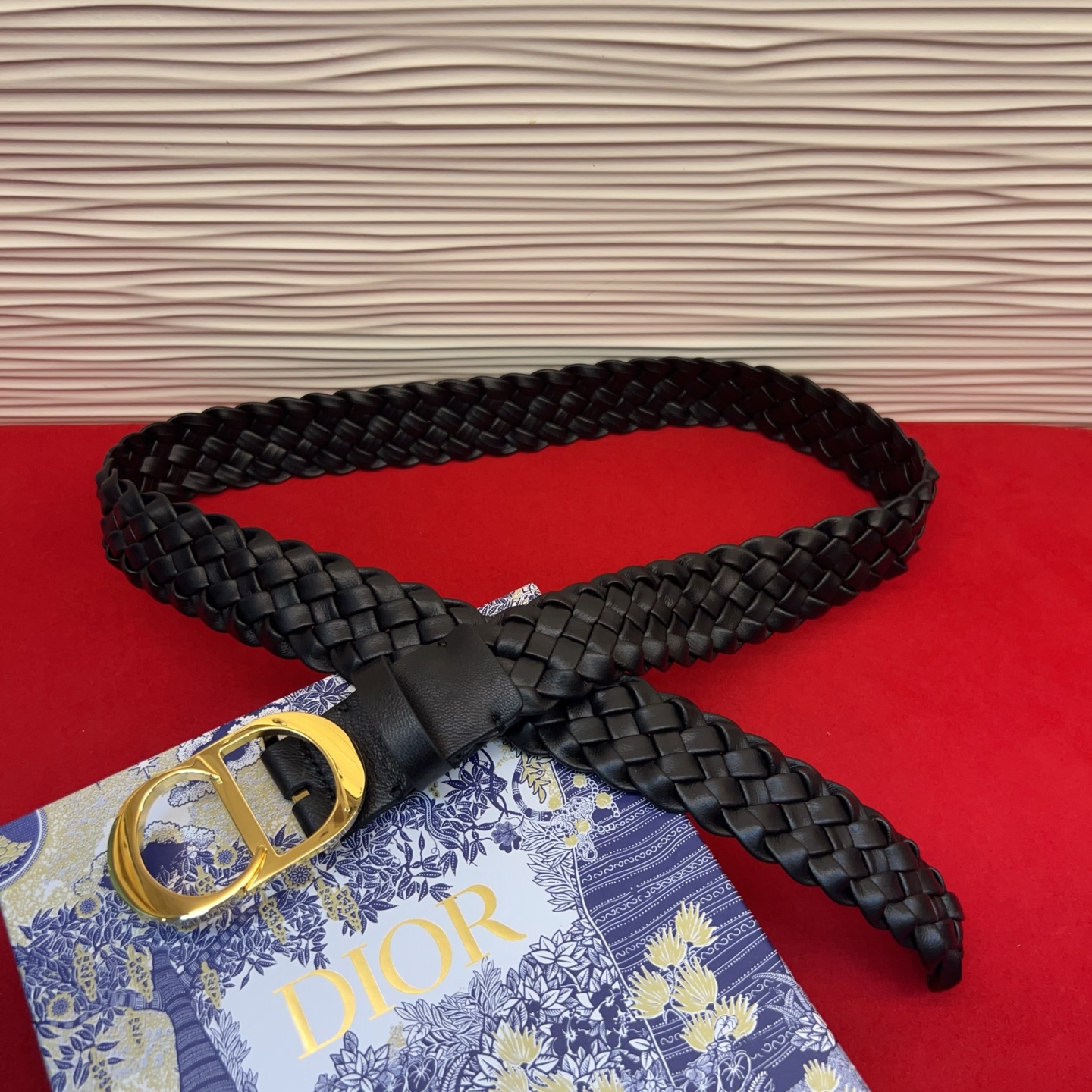 打造的首个系列，采用金属覆层铜扣精心制作，以时尚风范演绎 CD 标志。可与各式 腰带搭配，提升格调，打造优雅精致的造型。