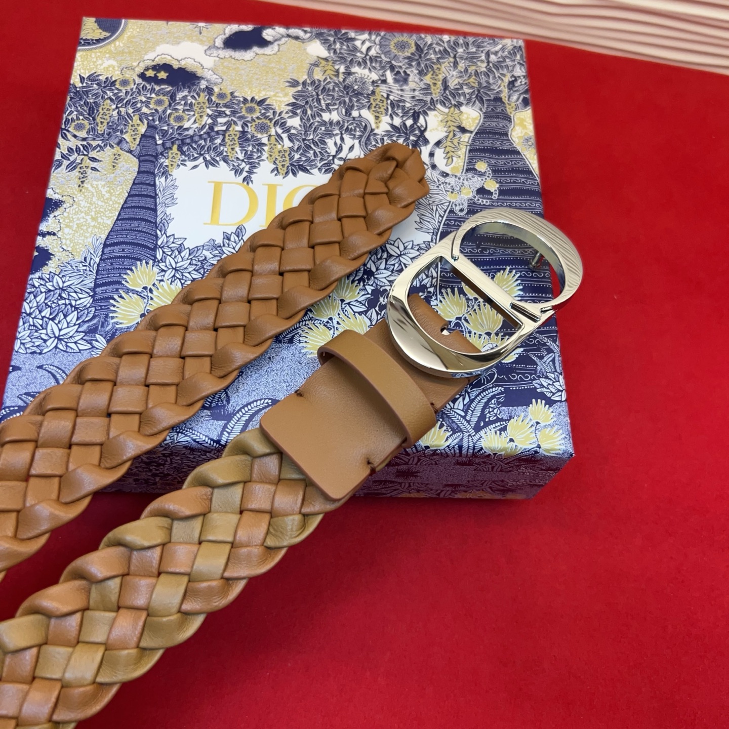 打造的首个系列，采用金属覆层铜扣精心制作，以时尚风范演绎 CD 标志。可与各式 腰带搭配，提升格调，打造优雅精致的造型。