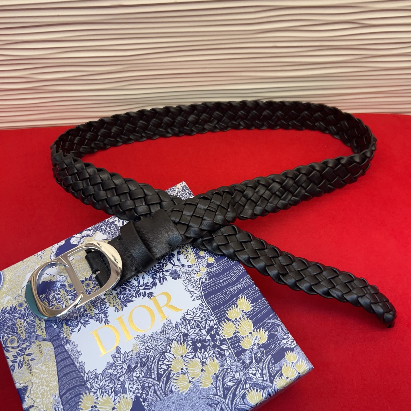 打造的首个系列，采用金属覆层铜扣精心制作，以时尚风范演绎 CD 标志。可与各式 腰带搭配，提升格调，打造优雅精致的造型。