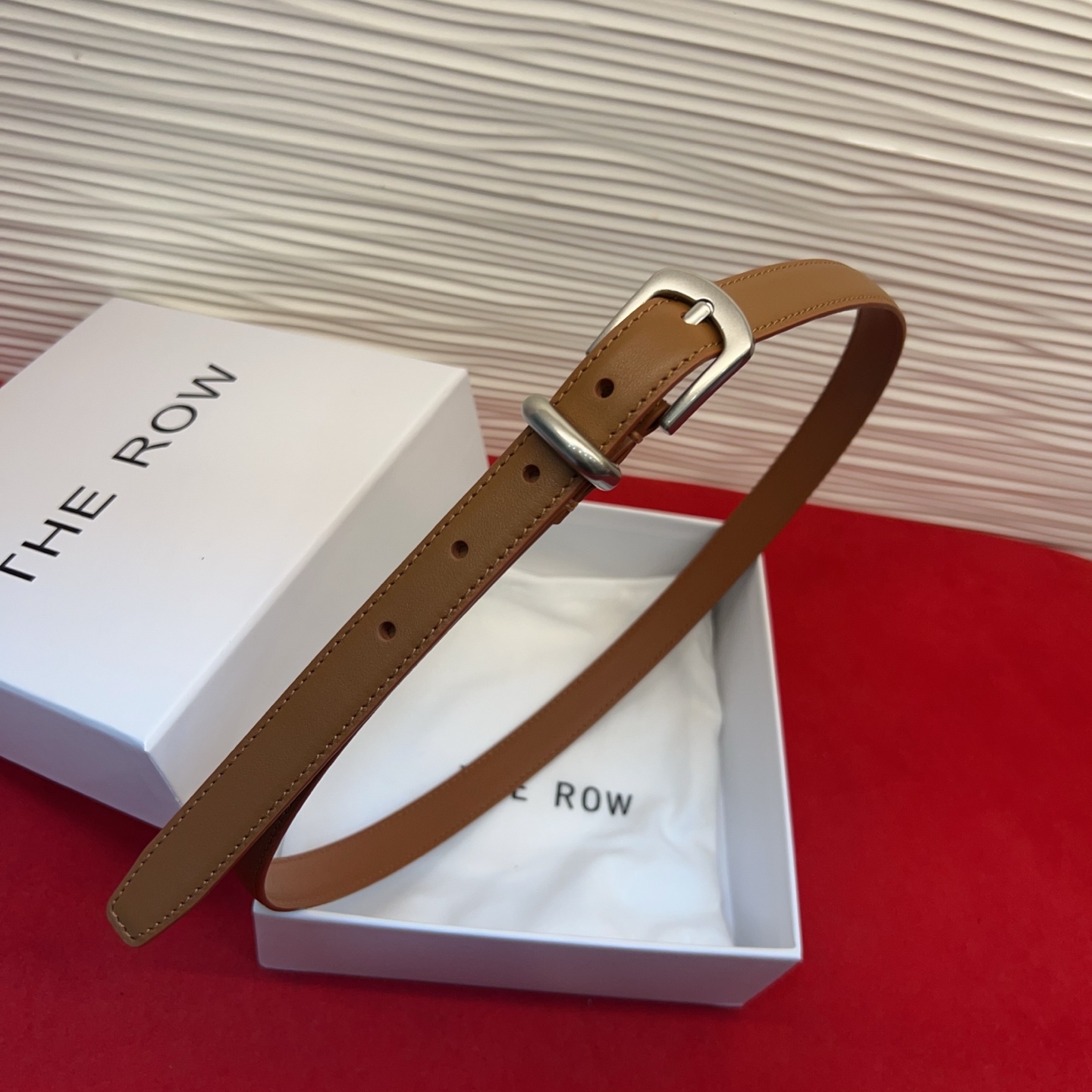 Therow Classic 系列，简约 精致五金，搭配进口牛皮，平平无奇很百搭，很不起眼又挑不出毛病,配了就是点睛之笔