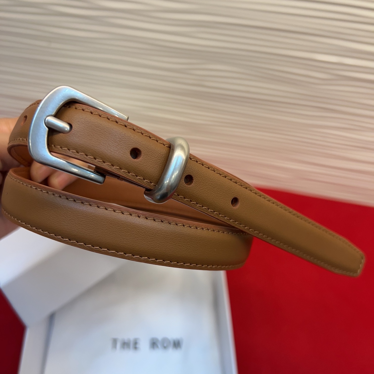 Therow Classic 系列，简约 精致五金，搭配进口牛皮，平平无奇很百搭，很不起眼又挑不出毛病,配了就是点睛之笔