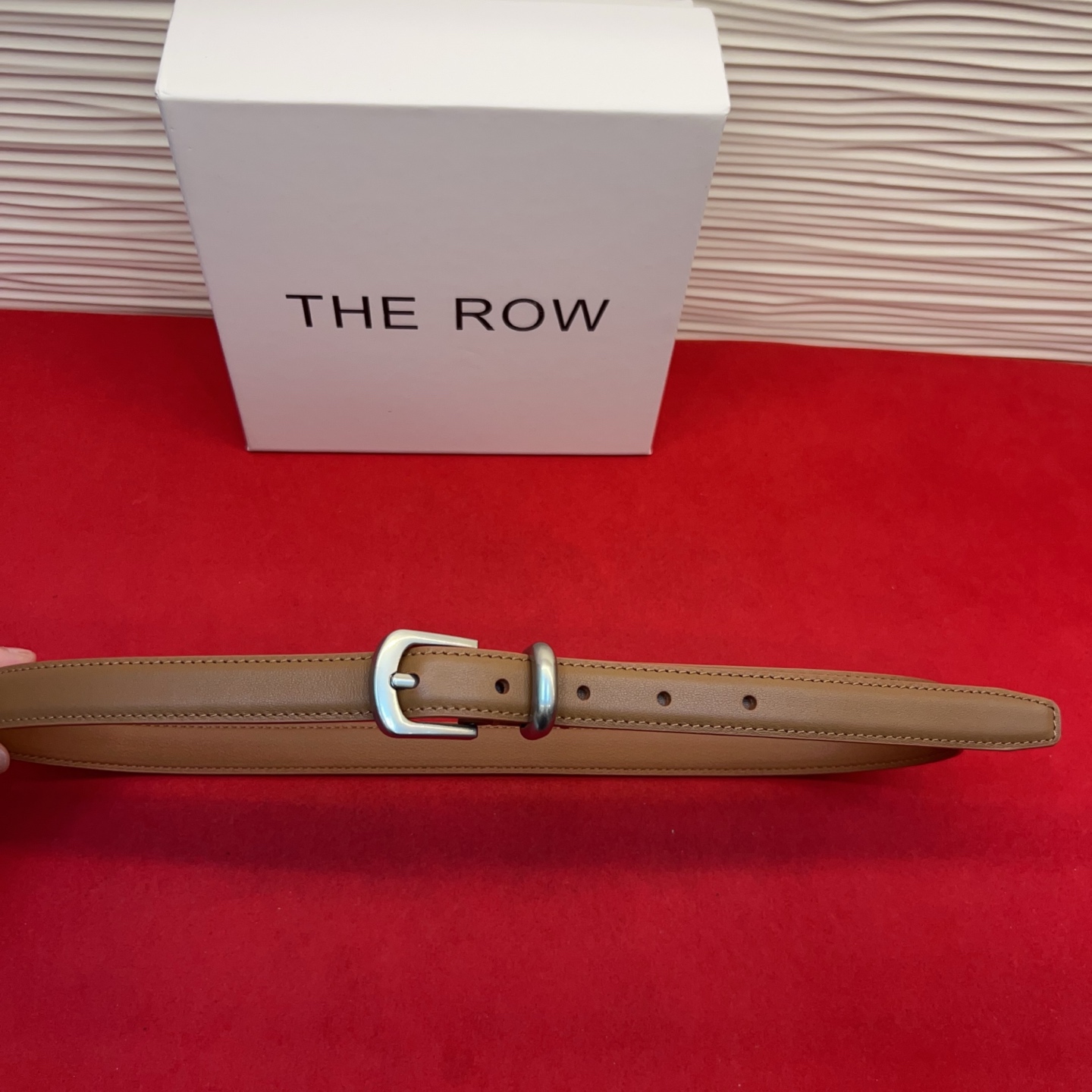 Therow Classic 系列，简约 精致五金，搭配进口牛皮，平平无奇很百搭，很不起眼又挑不出毛病,配了就是点睛之笔