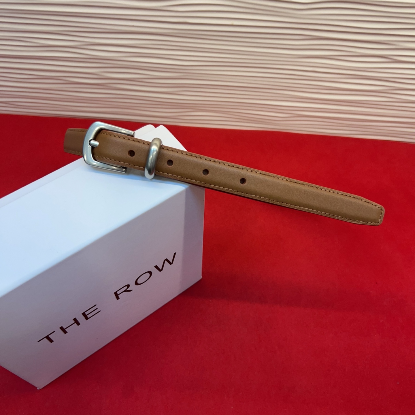 Therow Classic 系列，简约 精致五金，搭配进口牛皮，平平无奇很百搭，很不起眼又挑不出毛病,配了就是点睛之笔