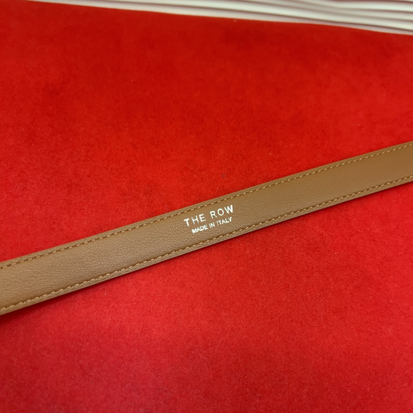 Therow Classic 系列，简约 精致五金，搭配进口牛皮，平平无奇很百搭，很不起眼又挑不出毛病,配了就是点睛之笔