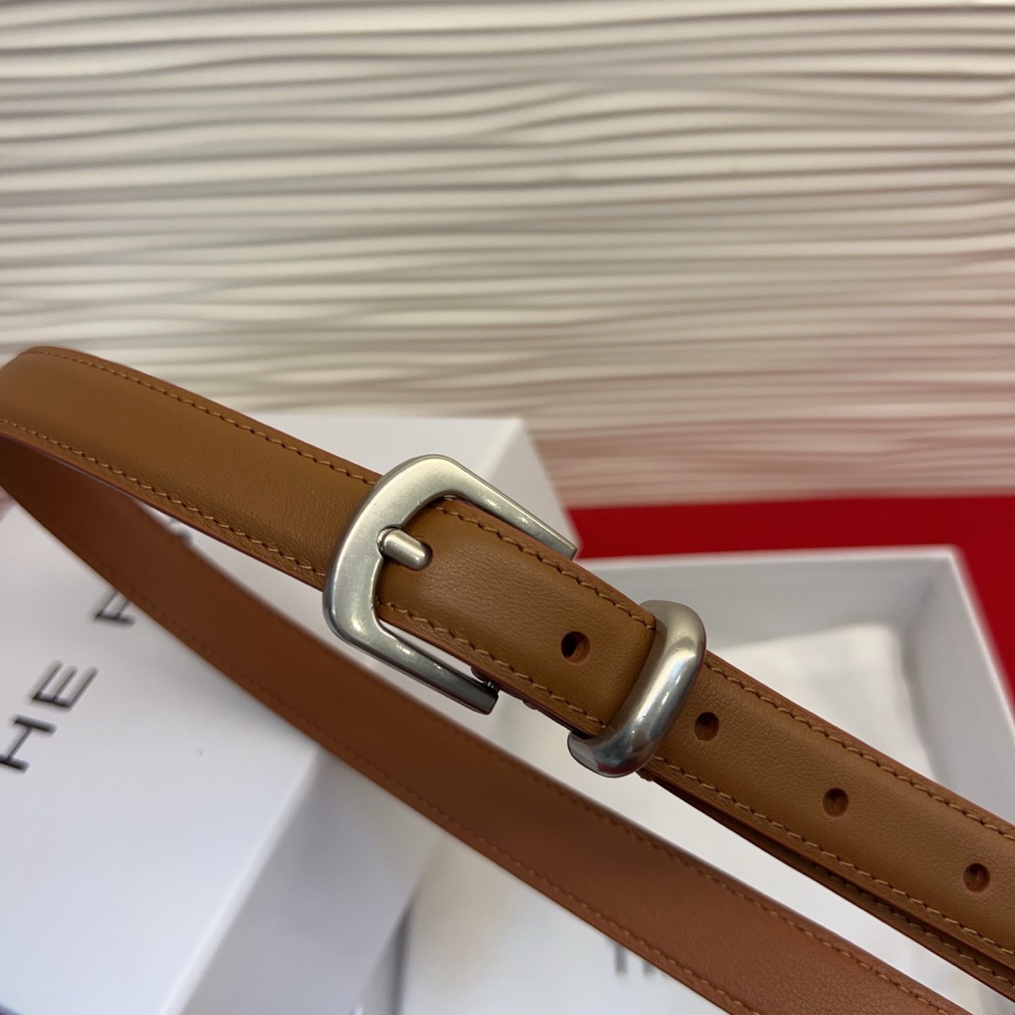 Therow Classic 系列，简约 精致五金，搭配进口牛皮，平平无奇很百搭，很不起眼又挑不出毛病,配了就是点睛之笔