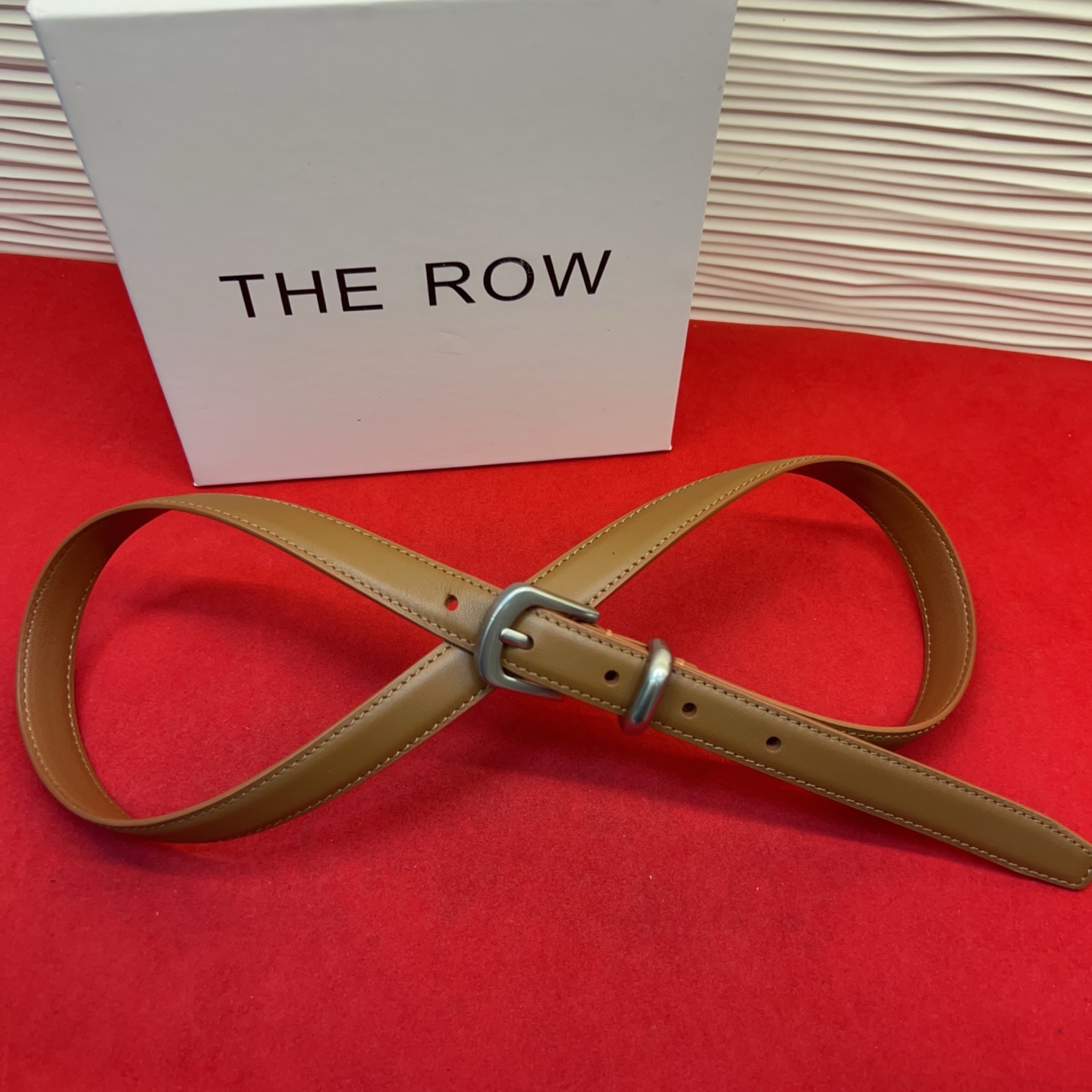 Therow Classic 系列，简约 精致五金，搭配进口牛皮，平平无奇很百搭，很不起眼又挑不出毛病,配了就是点睛之笔