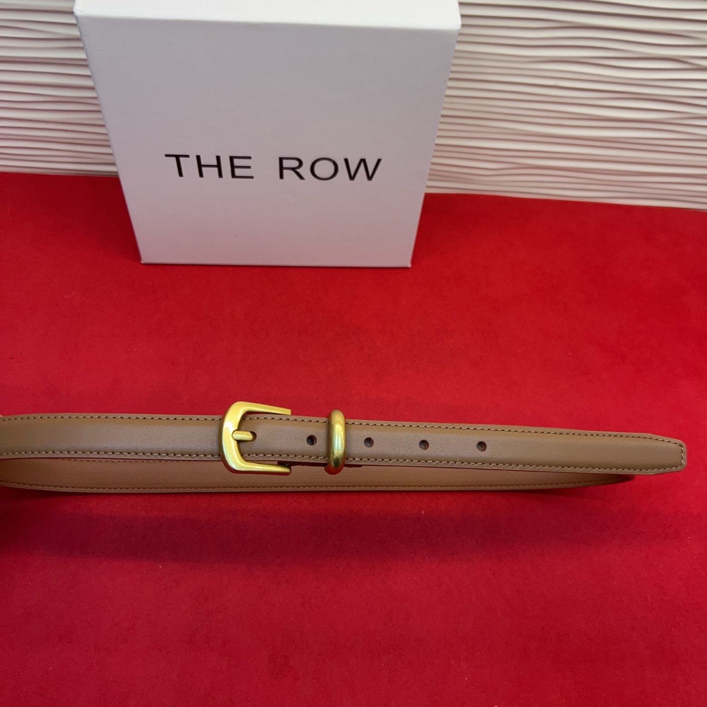 Therow Classic 系列，简约 精致五金，搭配进口牛皮，平平无奇很百搭，很不起眼又挑不出毛病,配了就是点睛之笔