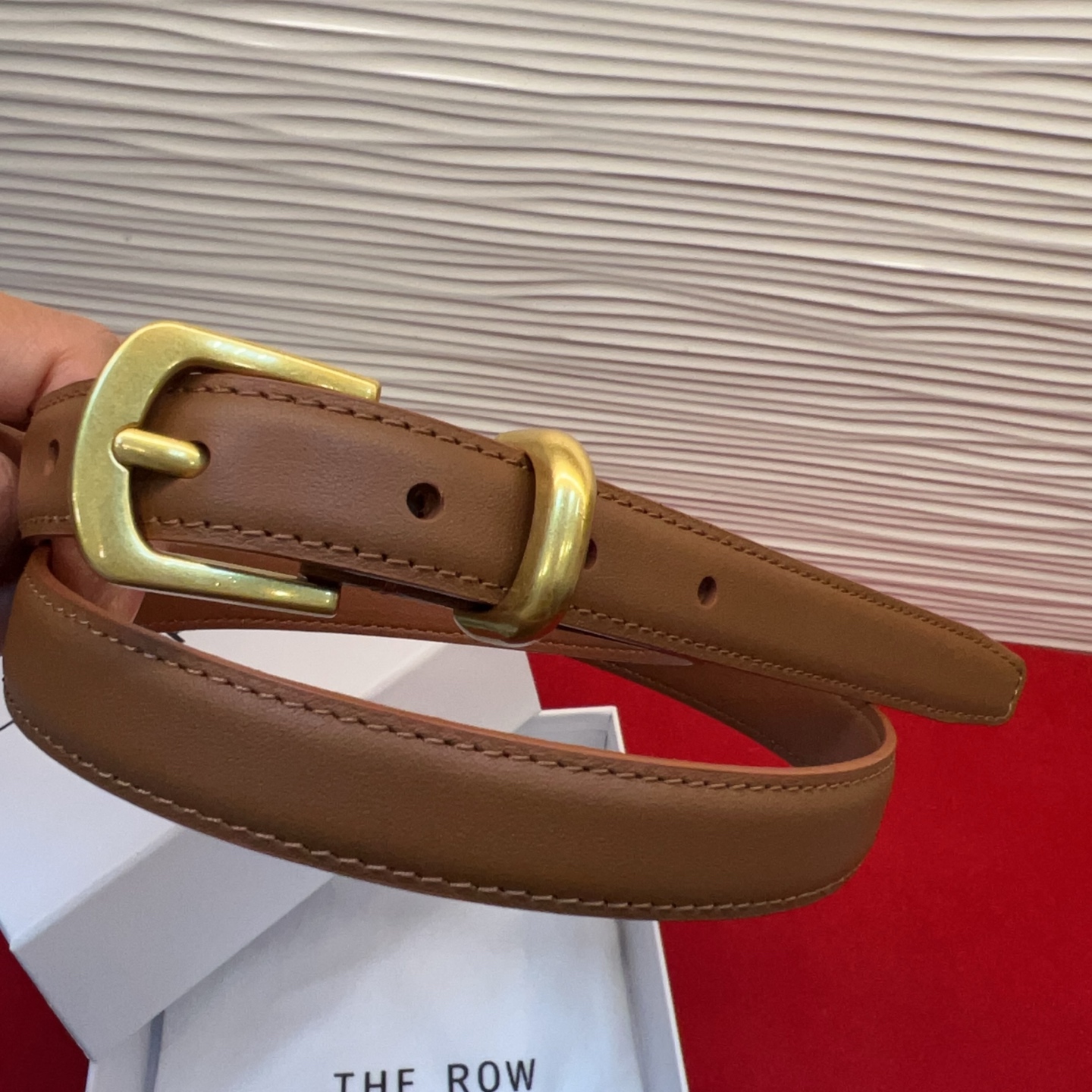 Therow Classic 系列，简约 精致五金，搭配进口牛皮，平平无奇很百搭，很不起眼又挑不出毛病,配了就是点睛之笔