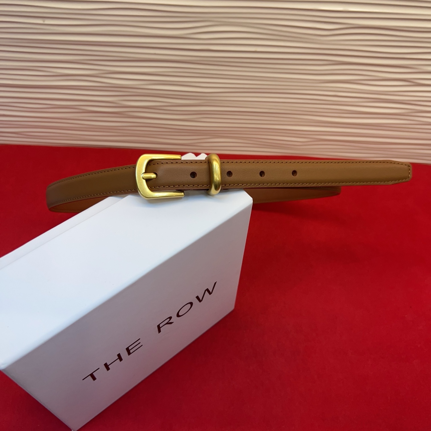 Therow Classic 系列，简约 精致五金，搭配进口牛皮，平平无奇很百搭，很不起眼又挑不出毛病,配了就是点睛之笔