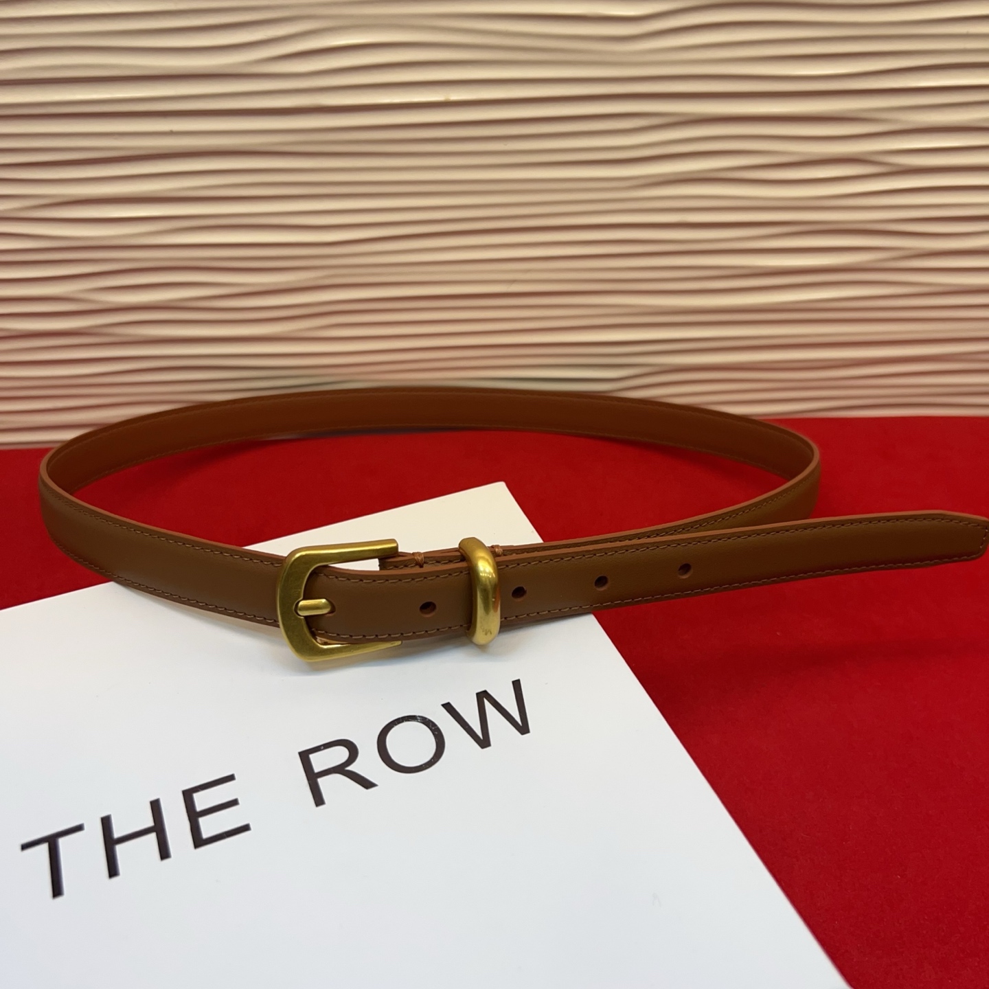 Therow Classic 系列，简约 精致五金，搭配进口牛皮，平平无奇很百搭，很不起眼又挑不出毛病,配了就是点睛之笔