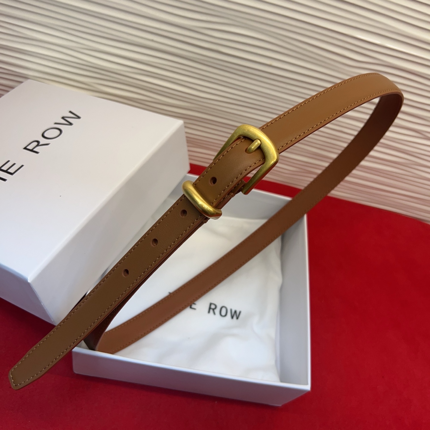 Therow Classic 系列，简约 精致五金，搭配进口牛皮，平平无奇很百搭，很不起眼又挑不出毛病,配了就是点睛之笔