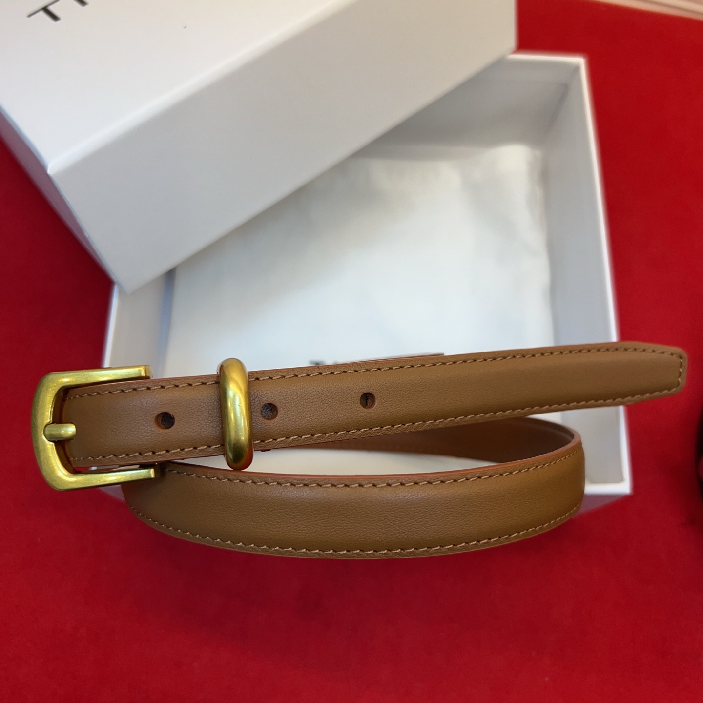 Therow Classic 系列，简约 精致五金，搭配进口牛皮，平平无奇很百搭，很不起眼又挑不出毛病,配了就是点睛之笔
